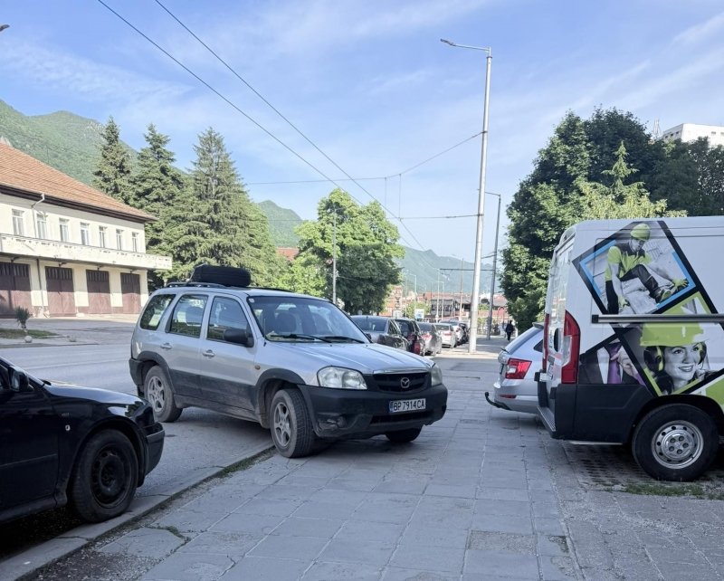 Паркира „между две коли“ и блокира тротоара във Враца: Снимка подпали мрежата
