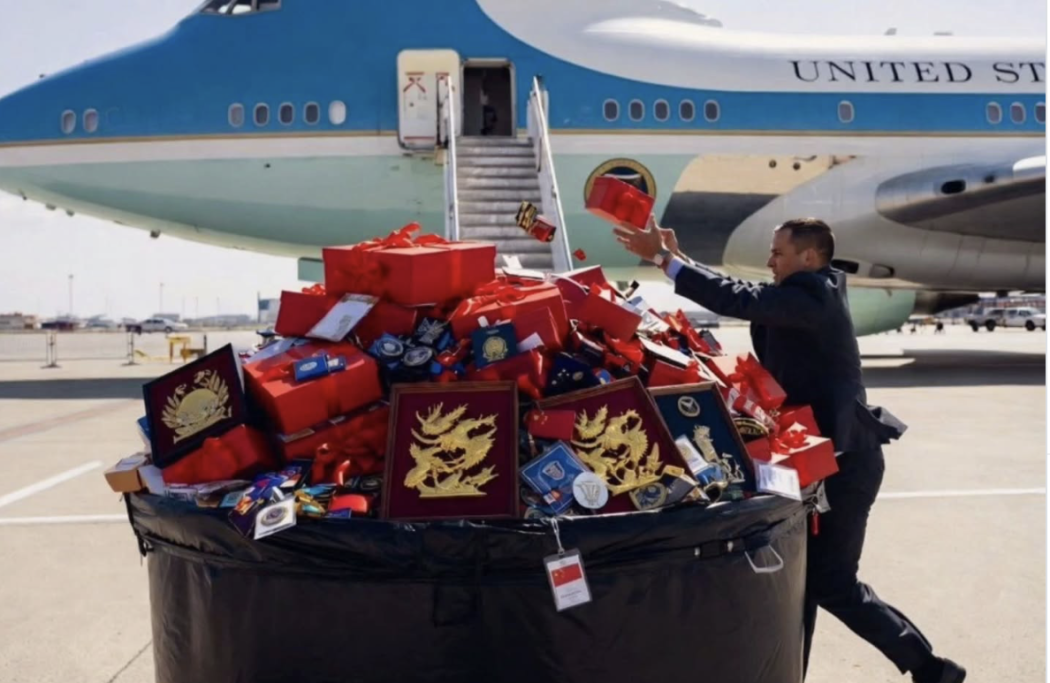 Тръмп напусна Пекин без сувенири: всичко китайско — в контейнера до Air Force One