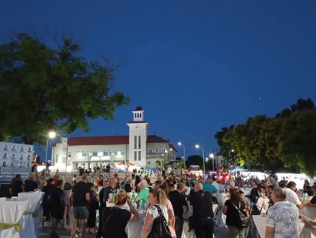 Снимки във Facebook „закопаха“ кмета на Галиче: Раздавал храна с партийни брошури, започна разследване