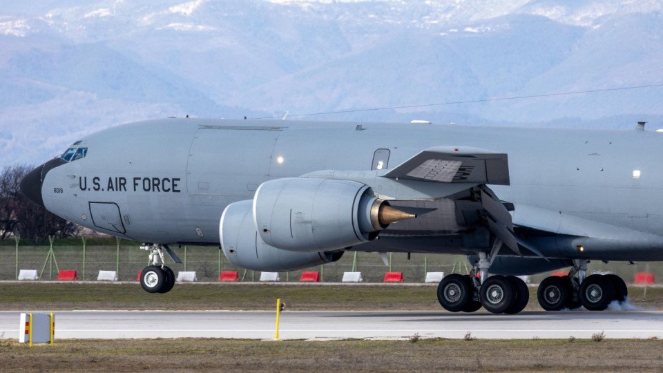 Първият американски KC-135 кацна в „Безмер“
