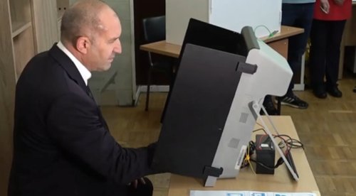 Румен Радев гласува в София: &bdquo;Избирателната активност е начинът да се противодейства на купения вот&ldquo;