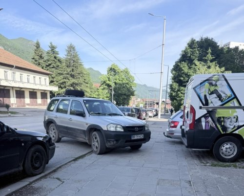 Паркира &bdquo;между две коли&ldquo; и блокира тротоара във Враца: Снимка подпали мрежата