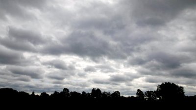 Дъжд, силен вятър и сняг в планините