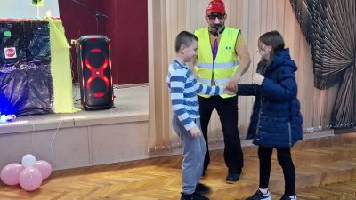 Урок по пътна безопасност без скука: Деца в Зверино учиха правилата с театър