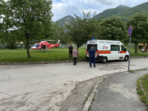 Медицински хеликоптер кацна във Враца: 22-годишна с тежка епилептична криза е транспортирана към София