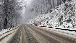 Сняг през април блокира прохода &bdquo;Петрохан&ldquo;: Шофьори предупреждават за мъгла и ТИР-ове