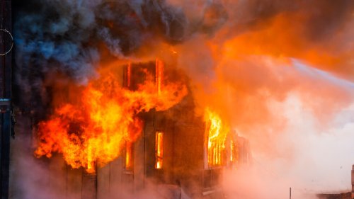 Пожар в Монтанско прехвърли пътя и засегна къщи в Гаврил Геново