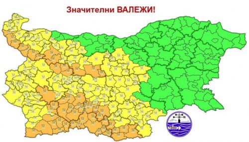 Оранжев код за порои в 10 области: До 65 л/кв.м днес, риск от проблеми по пътища и дерета