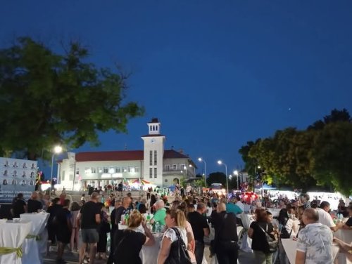 Снимки във Facebook &bdquo;закопаха&ldquo; кмета на Галиче: Раздавал храна с партийни брошури, започна разследване