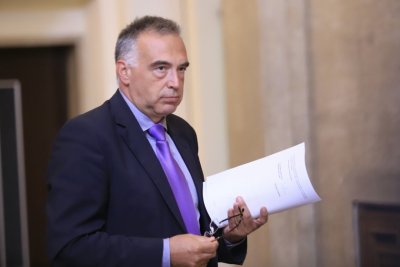 Антон Кутев: Или Радев обръща държавата, или системата &bdquo;изчегъртва&ldquo; него