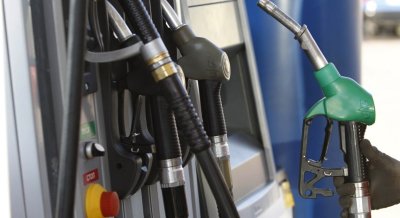 Кабинетът обсъжда мерки срещу скъпите горива: Таван на цените, лимит на промените и ваучери