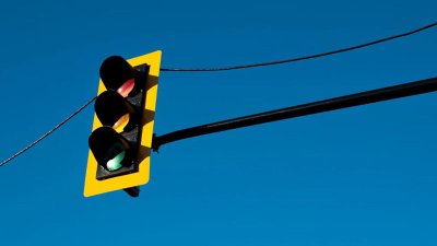 Светофар и колчета пренареждат трафика на входа на Враца заради нов ритейл парк