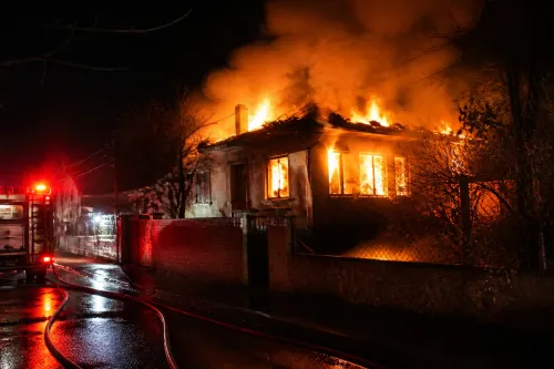 Късо съединение подпали къща в Лом, изгоря имущество