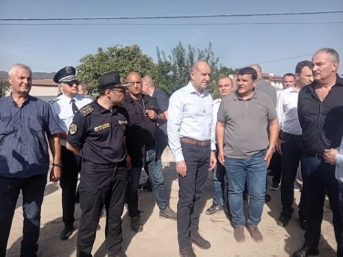 Румен Радев в Струмяни: Държавата няма да остави хората след потопа