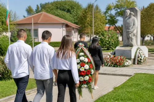 Селановци отбеляза 141 години от Съединението с венци