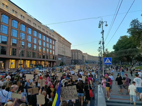 (ВИДЕО) Хиляди излязоха на протест по улиците в Украйна: &bdquo;За диалог и реформи&ldquo; в отбраната