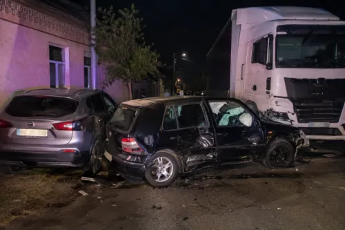 1,90 промила и три удара за секунди: Пиян шофьор размаза няколко коли в Лом