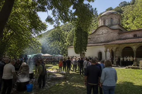 Чипровци събра хора край Гушовския манастир за курбан