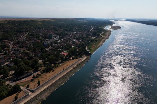Заседналият в средата на фарватера кораб край Лом е освободен