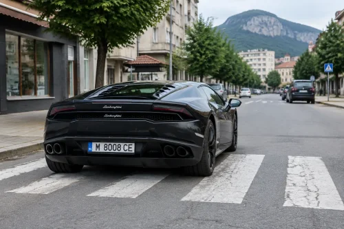 Снимка показа Lamborghini, спряно на пешеходна пътека в Берковица