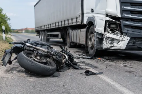 ТИР и мотор се удариха в Мизия, 24-годишен е в болница