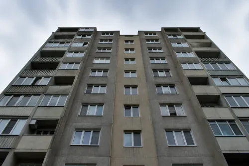 Пиян баща провеси 9-годишното си дете от 9-ия етаж във Враца