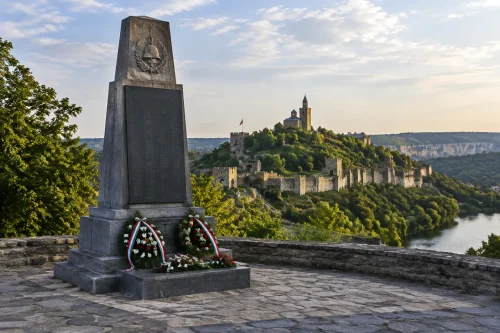 Войнишки паметник в Царевец пази имената на 50 загинали