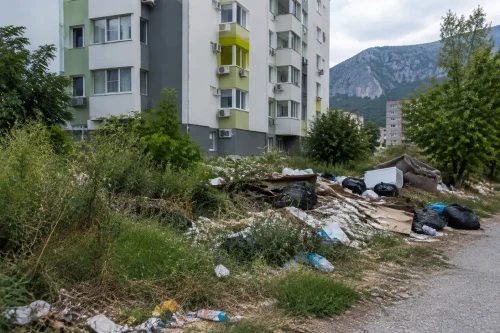 Живущи във Враца сигнализираха за бунище край саниран блок