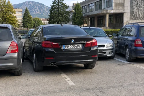 Шофьор с BMW блокира коли на паркинг във Враца