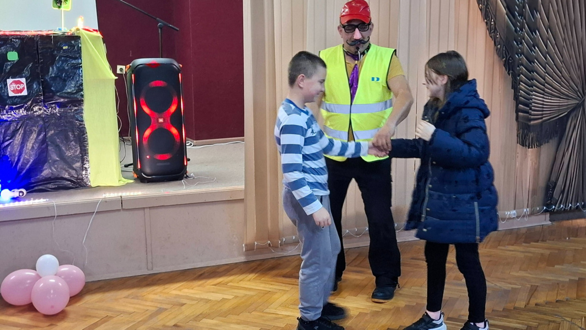 Урок по пътна безопасност без скука: Деца в Зверино учиха правилата с театър
