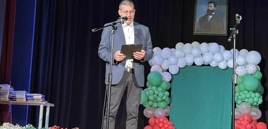 79 години СУ &bdquo;Христо Ботев&ldquo; в Козлодуй: Отличия за учители и ученици и финал с театрална постановка