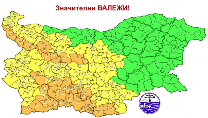 Оранжев код за порои в 10 области: До 65 л/кв.м днес, риск от проблеми по пътища и дерета