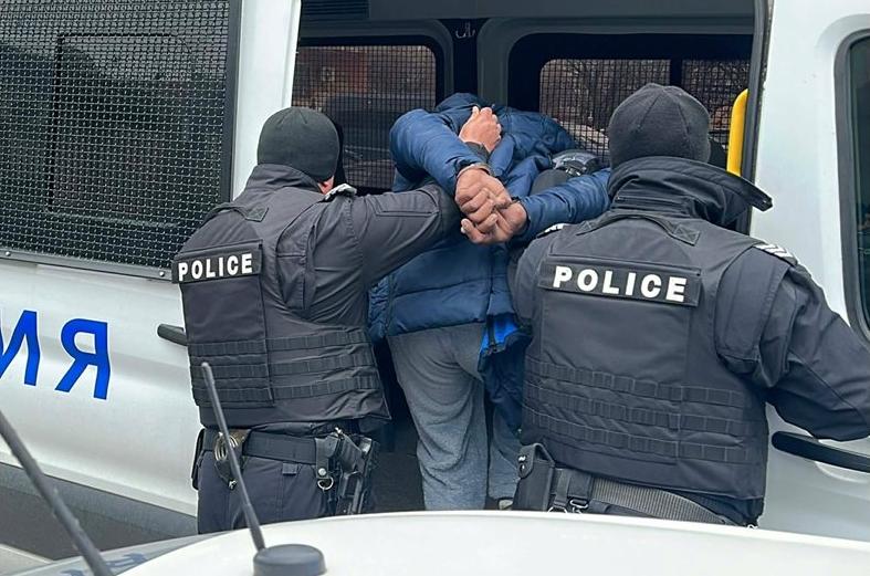 Наркотици, арести и 10 000 евро в кола: Акция на МВР разтърси Бяла Слатина