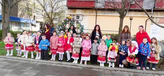 Лазаруване в центъра на Лом: Деца от ДГ „Снежанка“ оживиха великденския кът на „Дунавска“