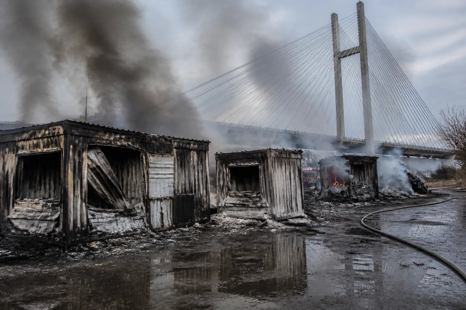Два пожара край Дунав мост-2 изпепелиха три фургона