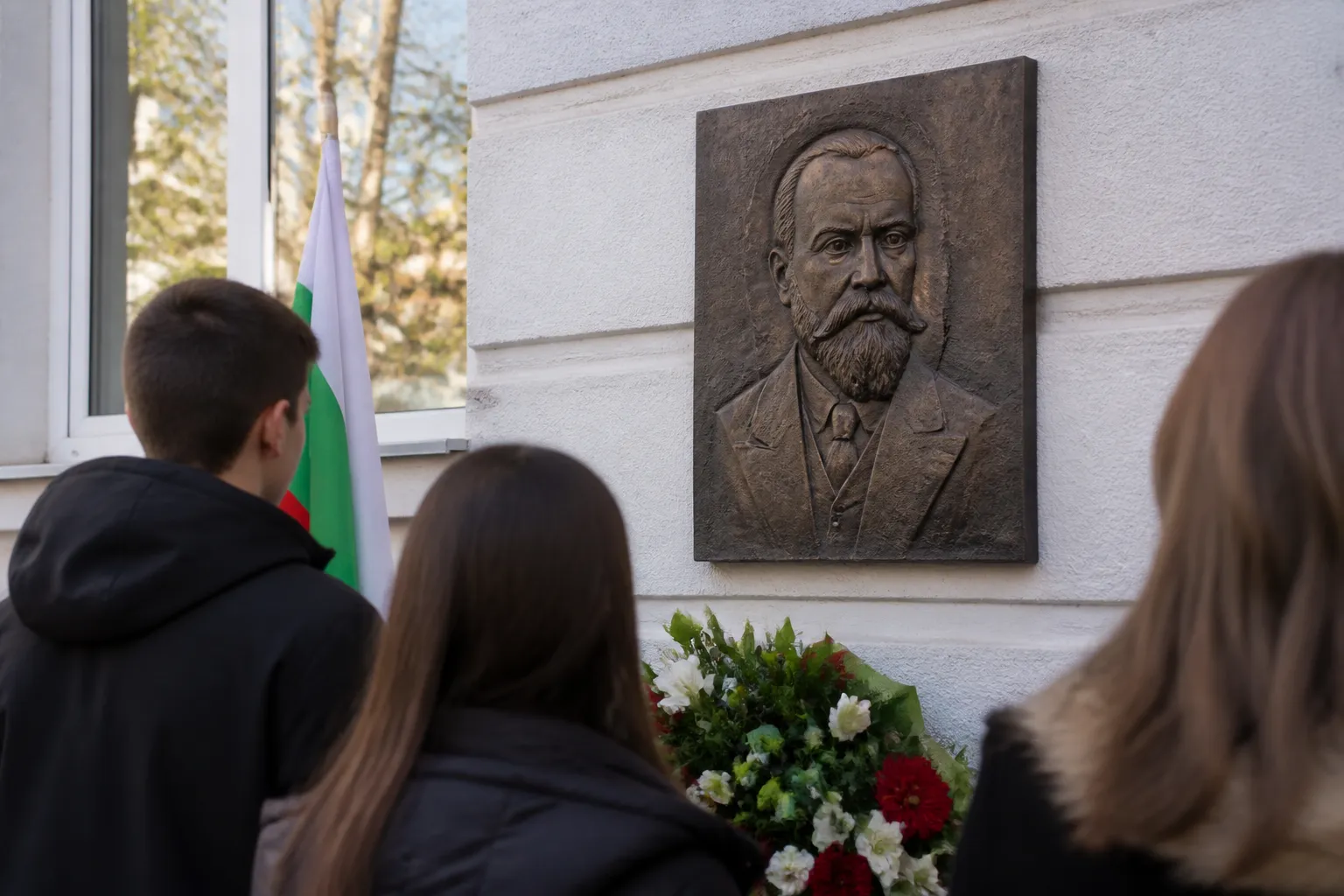 Гимназия „Найден Геров“ в Лом открива годината с плоча за д-р Георгиев