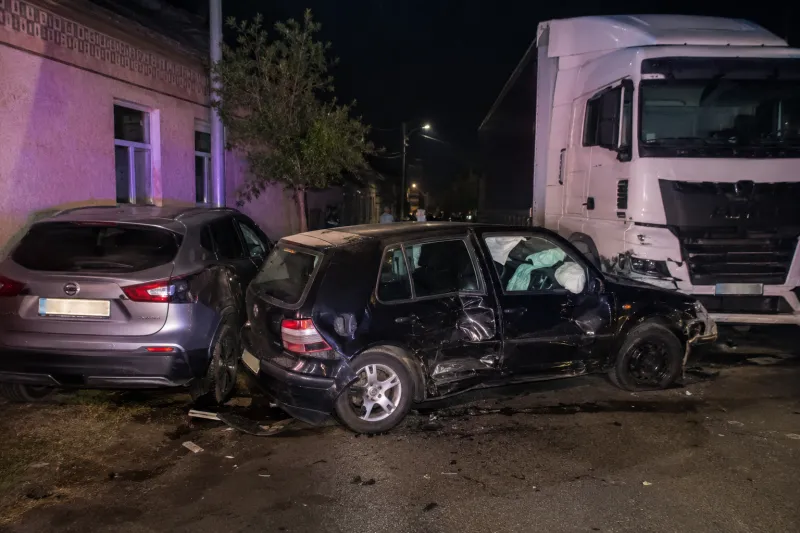 1,90 промила и три удара за секунди: Пиян шофьор размаза няколко коли в Лом