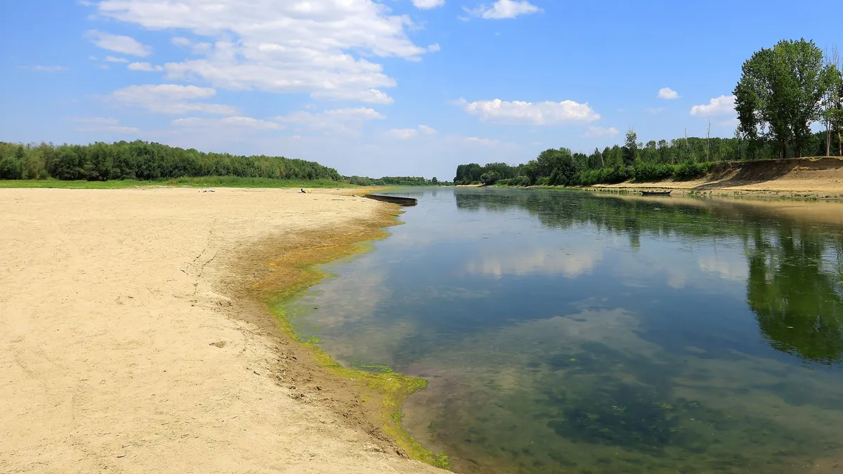 Ниското ниво на река Дунав не спира водата за Лом: МРРБ обяви какво пази града и селата