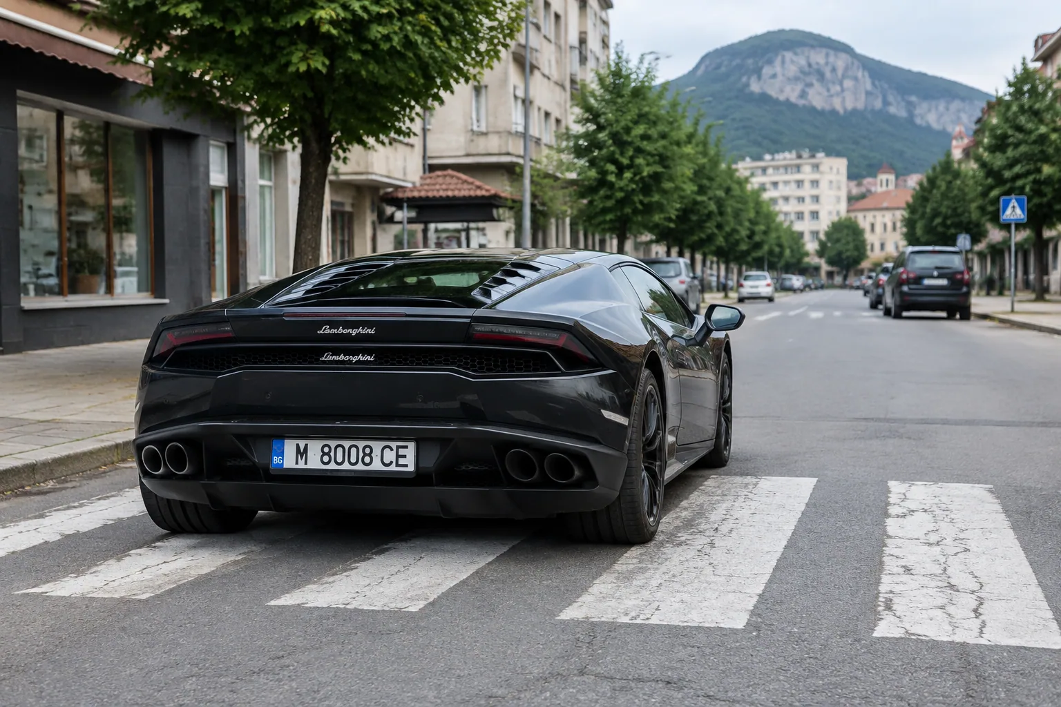 Снимка показа Lamborghini, спряно на пешеходна пътека в Берковица