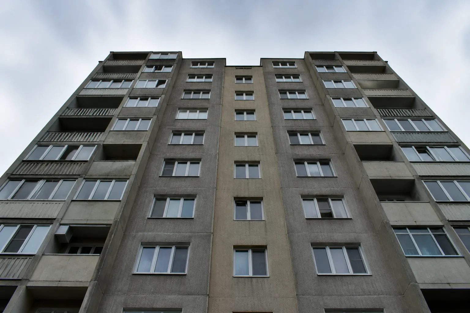 Пиян баща провеси 9-годишното си дете от 9-ия етаж във Враца