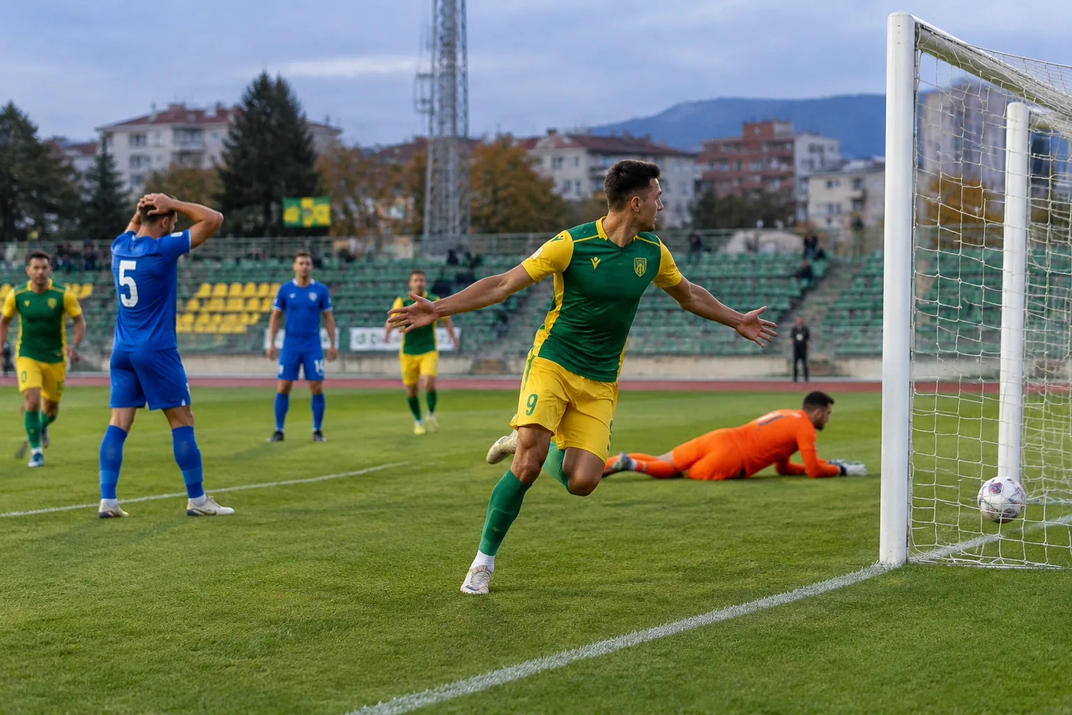 Добруджа победи Монтана с 2:1 и продължи за Купата