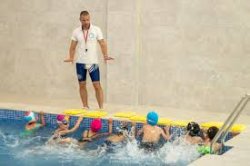 Плувен празник във Враца събра 160 деца на басейна