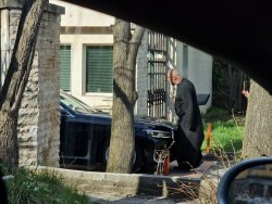 Мъж с расо блокира колата на Надежда Нейнски и я анатемоса (ВИДЕО)