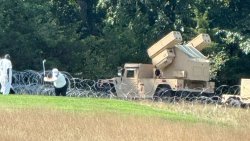 (ВИДЕО) Тръмп играе голф под защитата на ракети „Стингър“