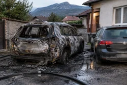 Запалиха джип Toyota RAV4 в двор в Мездра