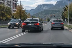 Шофьор с BMW изпреварва рисково на булевард във Враца