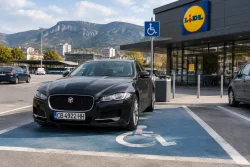 Жена паркира „Ягуар“ на инвалидно място пред Lidl във Враца