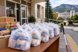 Община Мездра дари 54 хранителни пакета за незрящи
