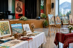 СУ „Отец Паисий“ във Враца събра средства с ученическа изложба