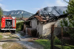 Пожар в Бойница унищожи 25 кв. м покрив
